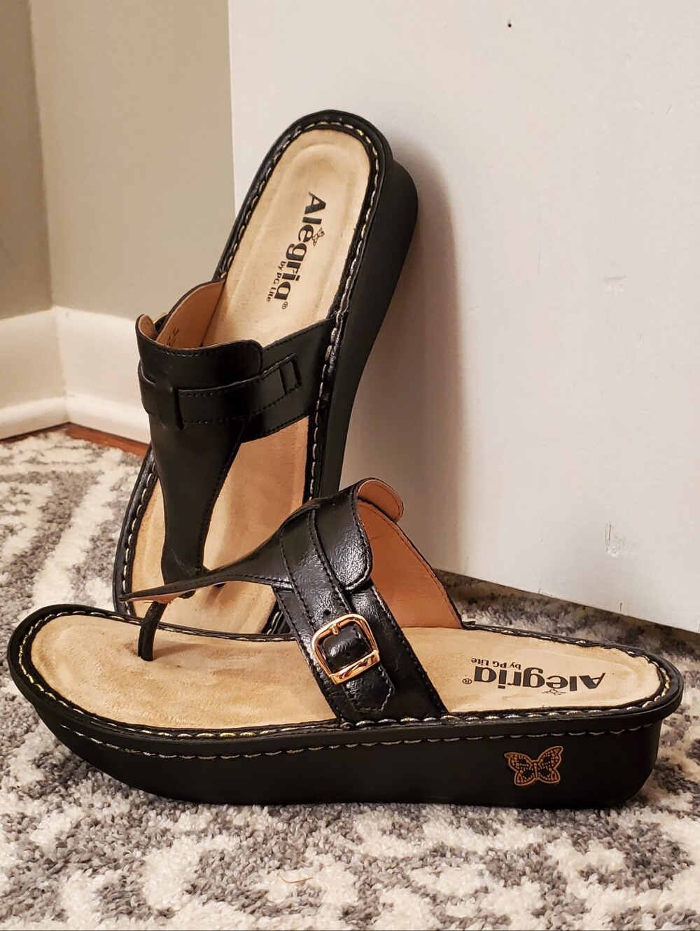 LIKE NEW Black Sapphire leather Alegria Kennedi Thong Sandals Size 40/9.5-10